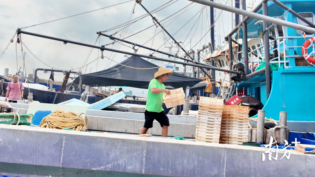 src, 渔民们正紧
